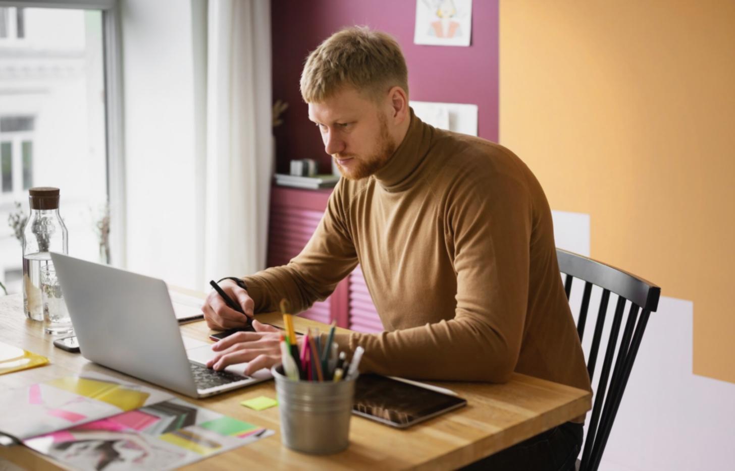 Modernes Büro mit aufgeräumtem Schreibtisch und natürlichem Licht